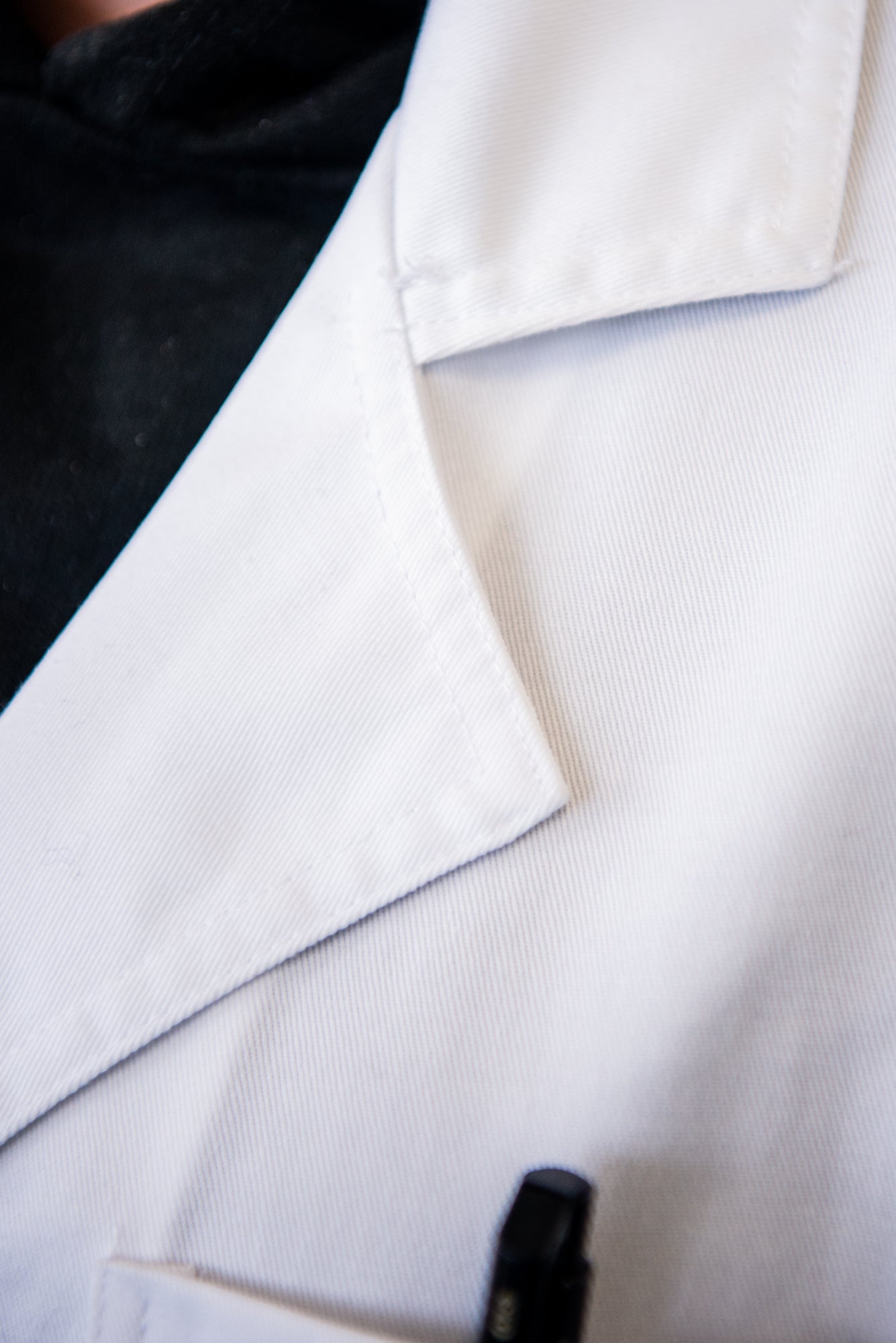 Close-up view of the RMIT Store lab coat's lapel showcasing its durable material, tailored for enhanced fit and comfort.